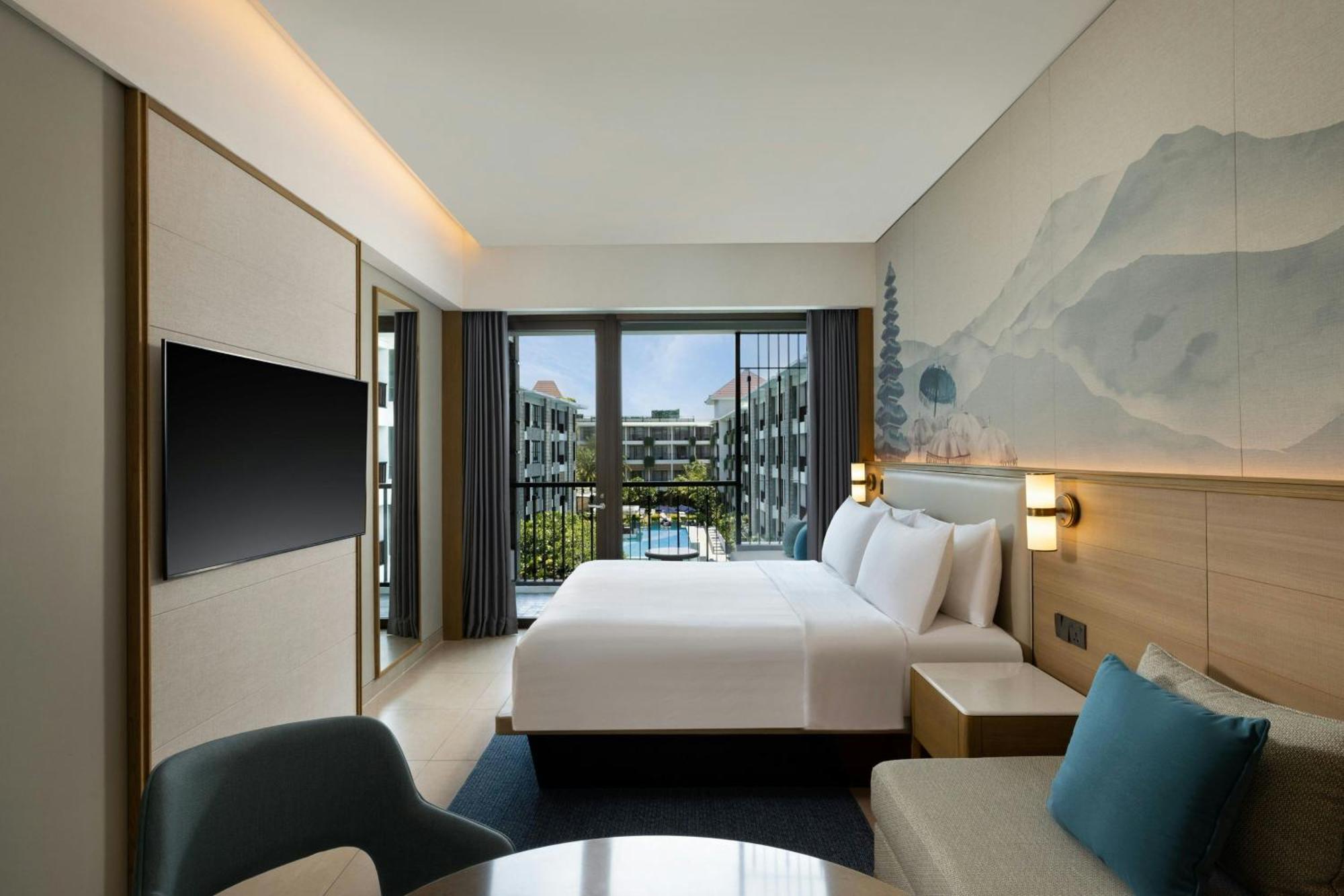 Deluxe King Room Pool View