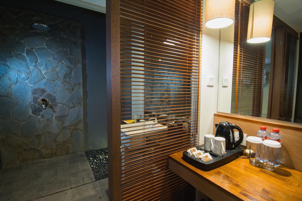 Deluxe King Room with Pool Access