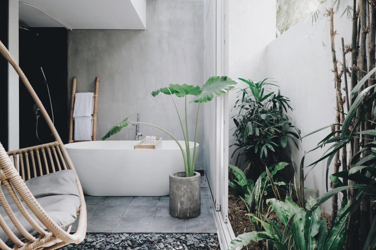 The Big Sky Room with Swing and Bathtub,725815237:JPEG