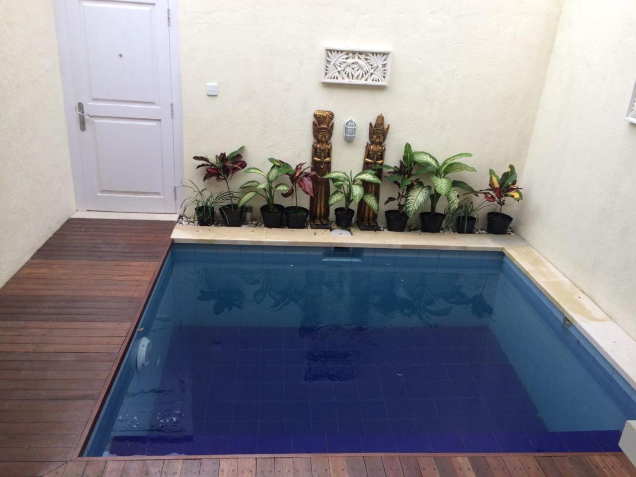 Queen Suite with Pool View