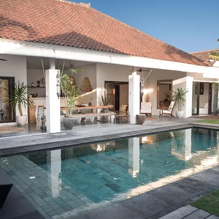 Tropical 3Bdr Poolvilla In Heart Of Seminyak-3